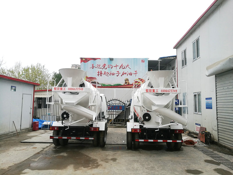 自動(dòng)上料攪拌車(chē)和小型混凝土攪拌車(chē)攪拌干料相比哪個(gè)效率更高